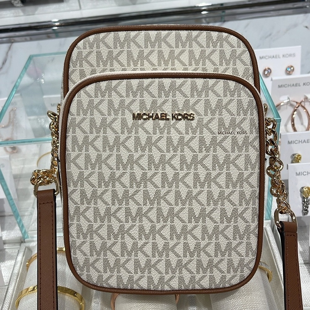 MICHAEL KORS Jet Set Travel Md NS Logo Crossbody Flight Bag Messenge
Vanilla
NWT
